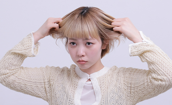 クリアな質感で魅せる ミニマルな丸みショート