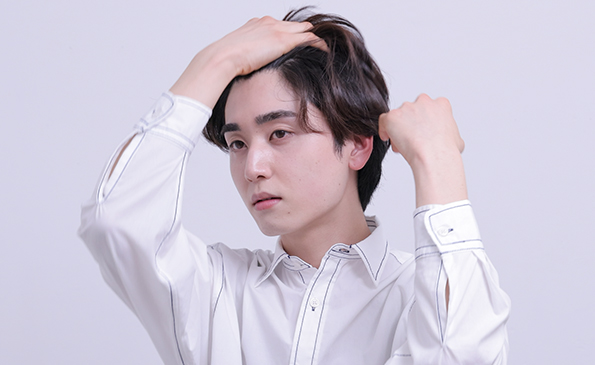 冴えたツヤが引き締める 都会的なエッジ光るアップバング